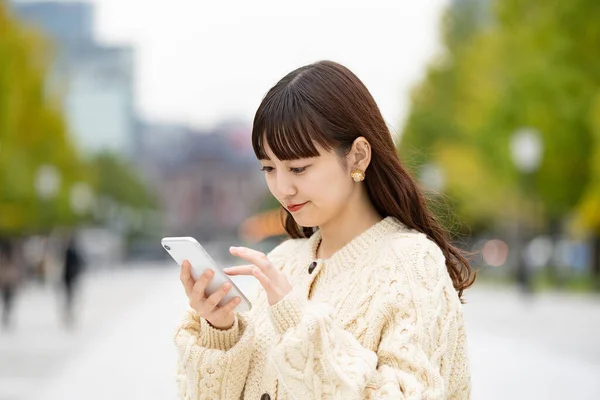 Mujer Asiática Usando Smartphone Tomando Fotos Usando Aplicaciones — Foto de Stock