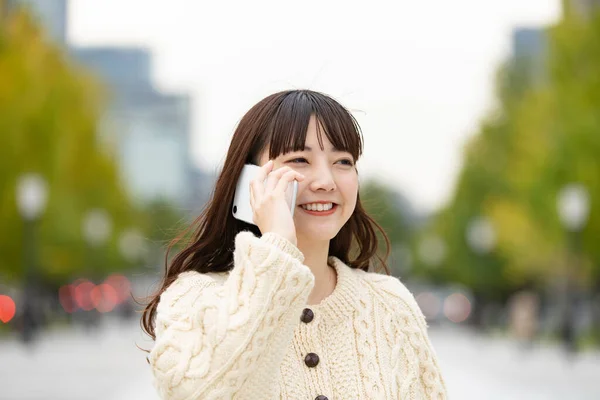 Asiatische Junge Frau Spricht Mit Jemandem Mit Smartphone Ohr — Stockfoto