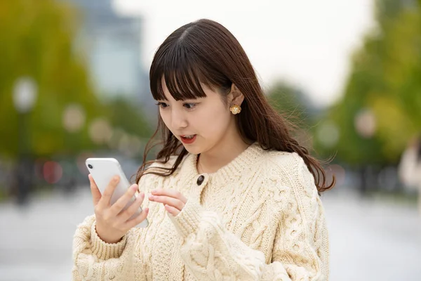 Asiatica Giapponese Giovane Donna Che Gestisce Uno Smartphone Con Aspetto — Foto Stock