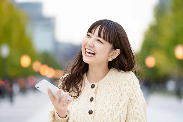 Mujer Asiática Usando Smartphone Tomando Fotos Usando Aplicaciones —  Fotos de Stock