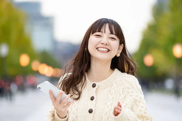 Mujer Asiática Usando Smartphone Tomando Fotos Usando Aplicaciones — Foto de Stock