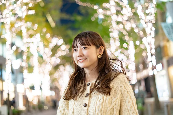 Uma Jovem Asiática Japonesa Observando Iluminações Que Colorem Cidade Noturna — Fotografia de Stock