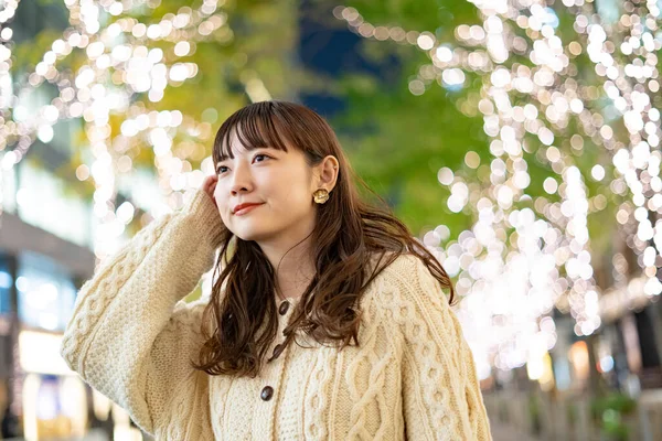 Uma Jovem Asiática Japonesa Observando Iluminações Que Colorem Cidade Noturna — Fotografia de Stock