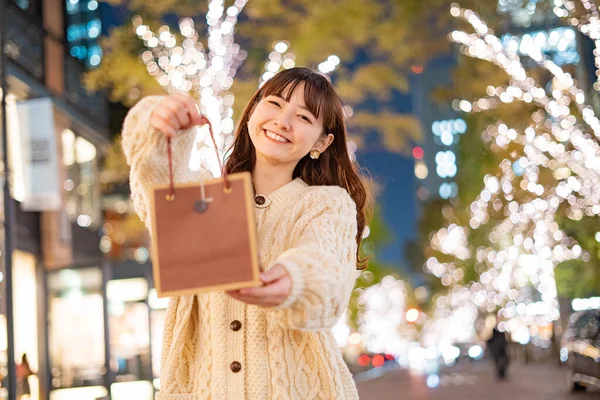 Посмішка Азіатська Молода Жінка Паперовим Пакетом Подарунками — стокове фото