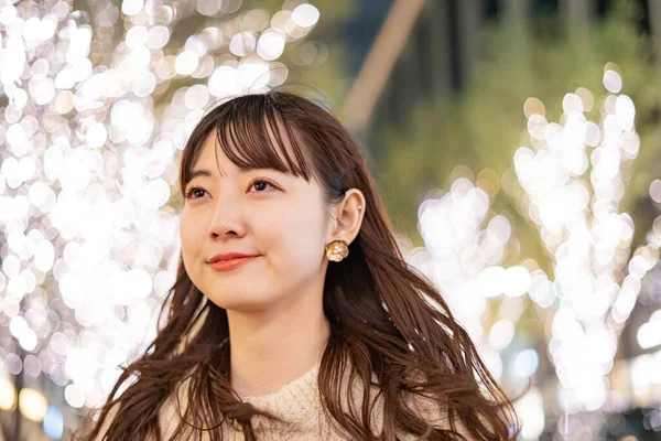 Bir Asyalı Japon Genç Bir Kadın Gece Şehrini Renklendiren Aydınlatmaları — Stok fotoğraf