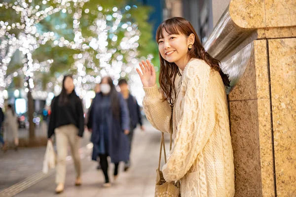 Uma Jovem Asiática Japonesa Encontra Com Seu Amante Para Encontro — Fotografia de Stock