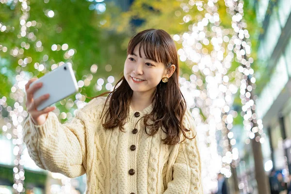 Mujer Joven Asiática Japonesa Disparando Iluminaciones Que Colorean Ciudad Por — Foto de Stock