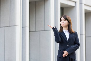 İş arayan Asyalı genç bir üniversite öğrencisi.