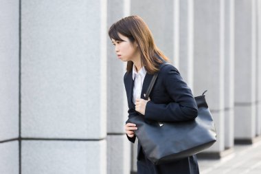 Asyalı (Japon) genç bir bayan çalışanın sıkıntılı bir ifadesi var.