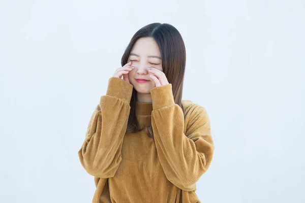아시아 의젊은 여자가 양손을 포즈를 취하는 — 스톡 사진