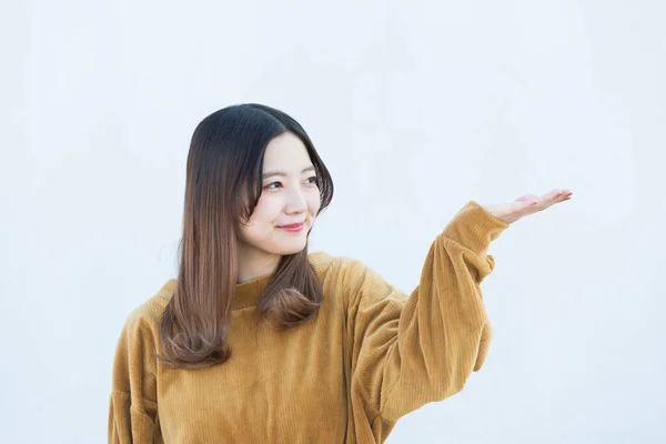 Une Jeune Femme Asiatique Japonaise Vêtements Hiver Fond Blanc — Photo