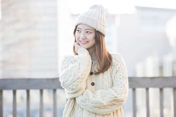 Venkovní Portrét Asijské Japonské Mladé Ženy Zimním Oblečení — Stock fotografie