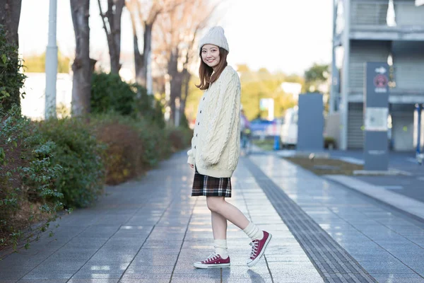 Szabadtéri Portré Egy Ázsiai Japán Fiatal Nőről Téli Ruhában — Stock Fotó