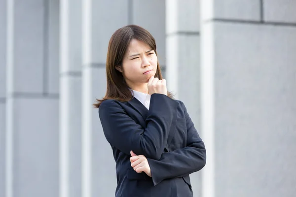 Una Joven Empleada Asiática Japonesa Con Una Expresión Problemática — Foto de Stock