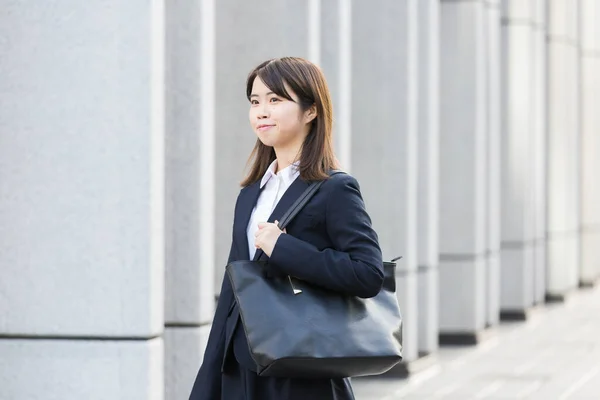 アジア系の若い女子大生が就職を希望 — ストック写真