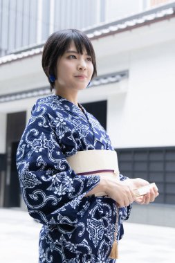 Asyalı (Japon) kadın şehre yukata giyerek gidiyor (Japon geleneksel kostümü))