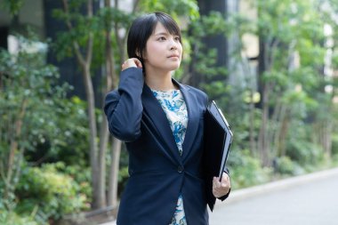 İş bölgesinde genç Asyalı (Japon) iş kadınının portresi