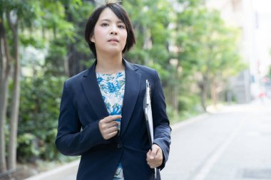 İş bölgesinde genç Asyalı (Japon) iş kadınının portresi
