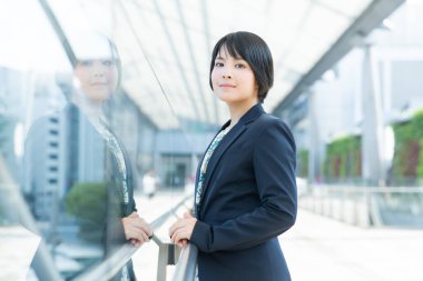 İş bölgesinde genç Asyalı (Japon) iş kadınının portresi