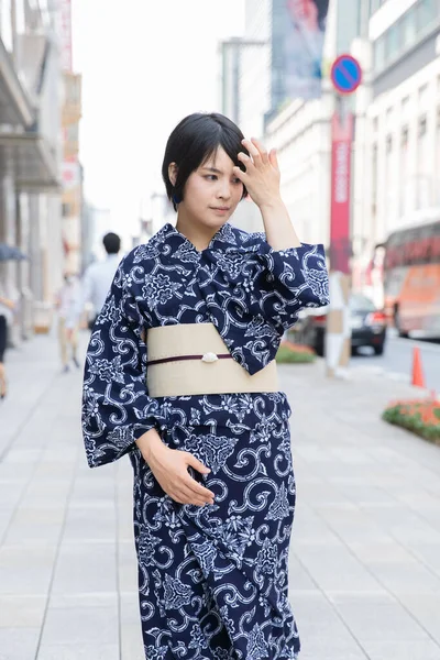 Aziatische Japanse Vrouw Gaat Naar Stad Een Yukata Japans Traditioneel — Stockfoto