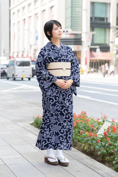 Asiática Japonesa Mujer Que Ciudad Con Yukata Traje Tradicional Japonés — Foto de Stock