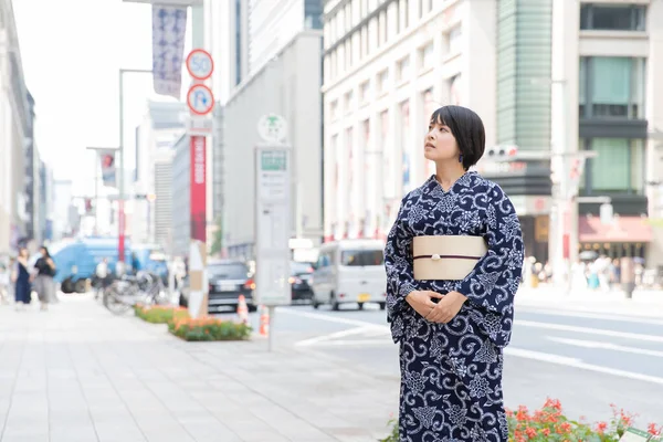 Ázsiai Japán Megy Városba Visel Yukata Japán Hagyományos Jelmez — Stock Fotó