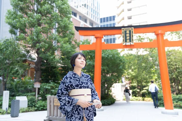 Aziatische Japanse Vrouw Gaat Naar Stad Een Yukata Japans Traditioneel — Stockfoto