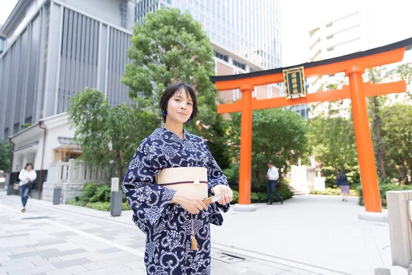 Asiática Japonesa Mujer Que Ciudad Con Yukata Traje Tradicional Japonés — Foto de Stock