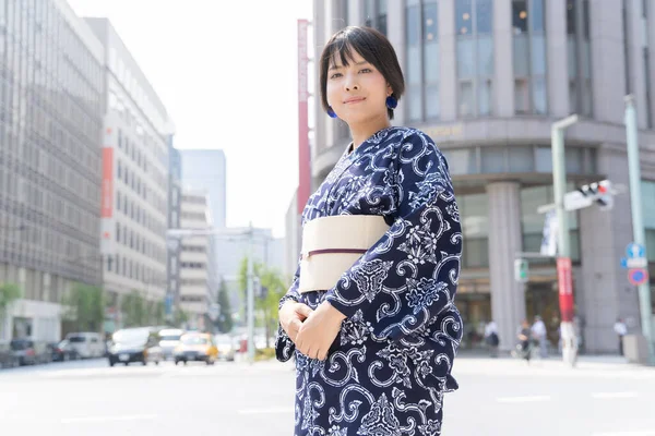 Азійська Японська Жінка Яка Їде Міста Одягає Юкату Японський Традиційний — стокове фото