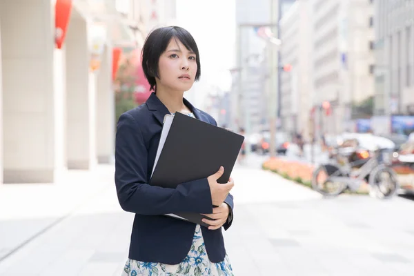 Porträtt Ung Asiatisk Japansk Affärskvinna Affärsdistriktet — Stockfoto