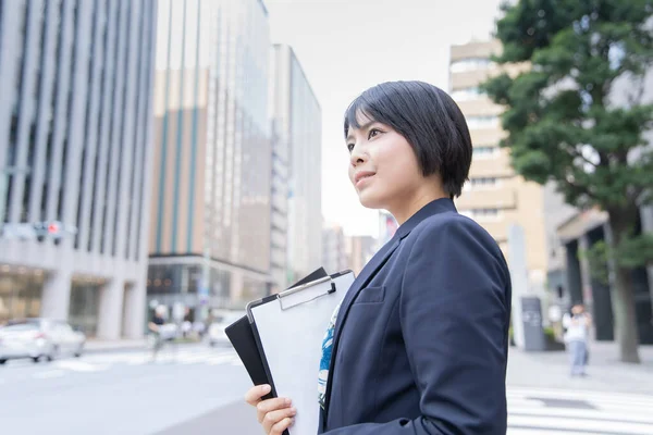 Porträtt Ung Asiatisk Japansk Affärskvinna Affärsdistriktet — Stockfoto