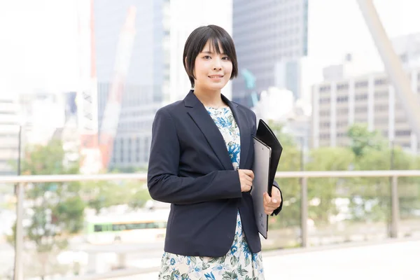 Πορτρέτο Της Νεαρής Ασιάτισσας Ιαπωνική Επιχειρηματίας Στην Επιχειρηματική Περιοχή — Φωτογραφία Αρχείου