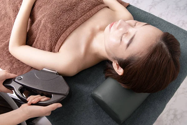 Asian Young Woman Having Her Hair Massaged Her Arm Hair — Stock Photo, Image