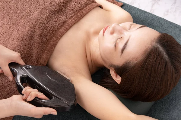 Asiatico Giovane Donna Avendo Suo Capelli Massaggiato Intorno Suo Ascella — Foto Stock