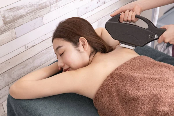 Asiática Jovem Mulher Ter Seu Cabelo Massageado Torno Suas Costas — Fotografia de Stock