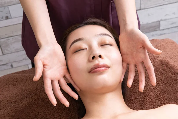 Female Practitioner Massaging Face Asian Female Patient — Stock Photo, Image