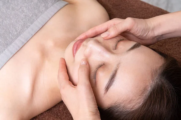 Professionista Femminile Massaggiare Viso Asiatica Paziente Femminile — Foto Stock