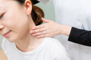 Asyalı kadın pratisyen doktor kadın hasta omuzları ve boynu.