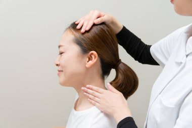 Asyalı kadın pratisyen doktor kadın hasta omuzları ve boynu.