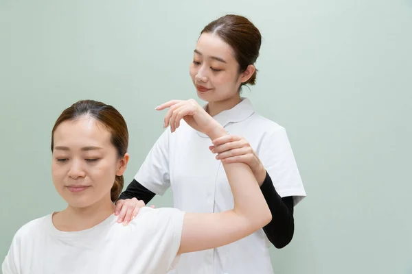 Asiática Praticante Massageando Ombros Pescoço Paciente Sexo Feminino — Fotografia de Stock