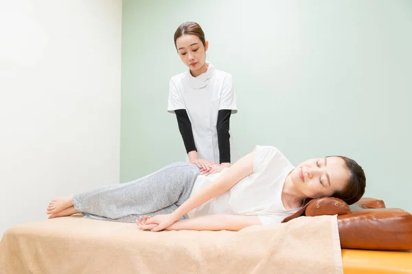 Asiatin Massiert Taille Und Handfläche Einer Patientin — Stockfoto