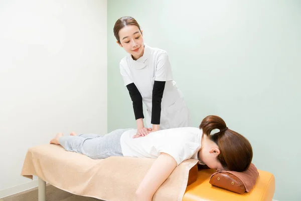 Asiática Praticante Massageando Cintura Palvis Paciente Sexo Feminino — Fotografia de Stock
