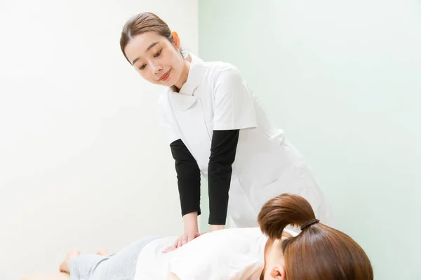 Asian Female Practitioner Massaging Waist Palvis Female Patient — Stock Photo, Image