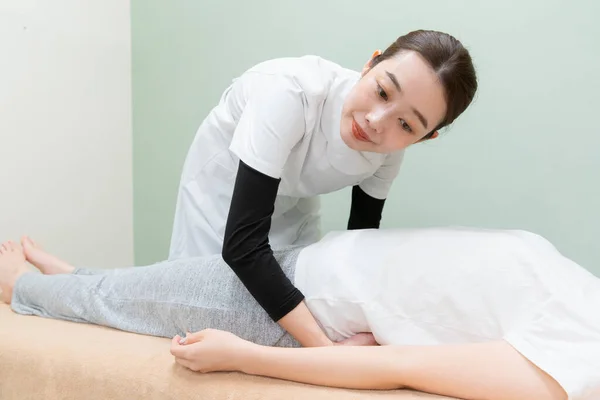 Azjatycka Kobieta Praktykująca Masaż Talii Palvis Pacjentki — Zdjęcie stockowe