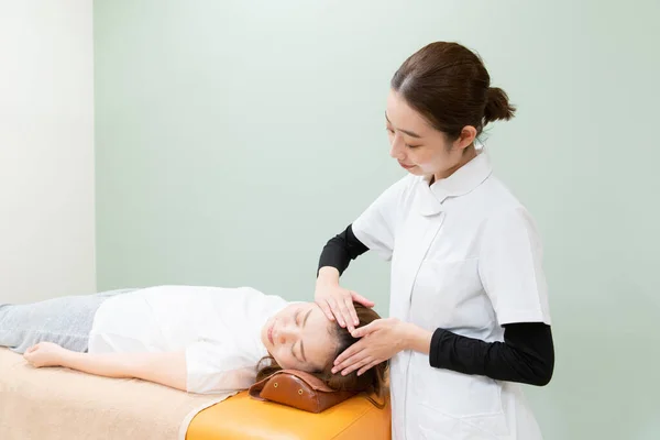 Asiática Praticante Sexo Feminino Massageando Cabeça Rosto Paciente Feminino — Fotografia de Stock