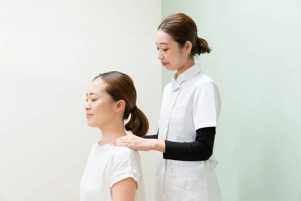 Asyalı Kadın Pratisyen Doktor Kadın Hasta Omuzları Boynu — Stok fotoğraf