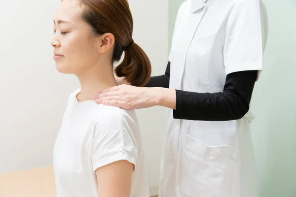 Asiática Praticante Massageando Ombros Pescoço Paciente Sexo Feminino — Fotografia de Stock