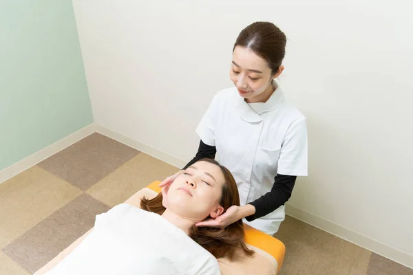 Asyalı Kadın Pratisyen Doktor Kadın Hasta Omuzları Boynu — Stok fotoğraf