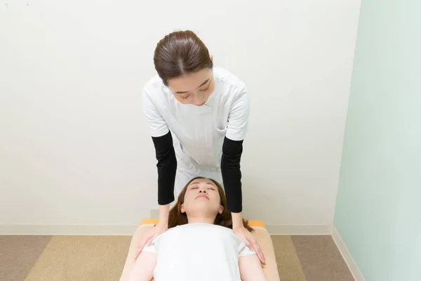Asiatin Massiert Schultern Und Hals Einer Patientin — Stockfoto