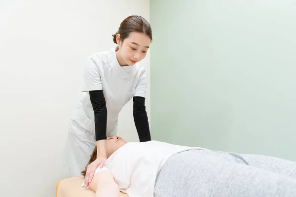 Asiatin Massiert Schultern Und Hals Einer Patientin — Stockfoto